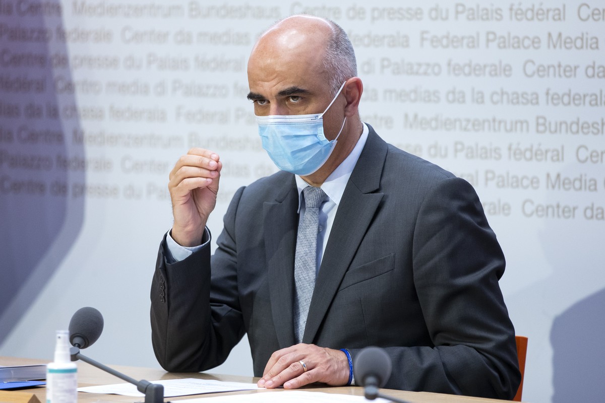 Bundesrat Alain Berset spricht waehrend einer Medienkonferenz nach einem Treffen mit der Konferenz der kantonalen Gesundheitsdirektorinnen und -direktoren (GDK) zur aktuellen Situation der Coronavirus ...