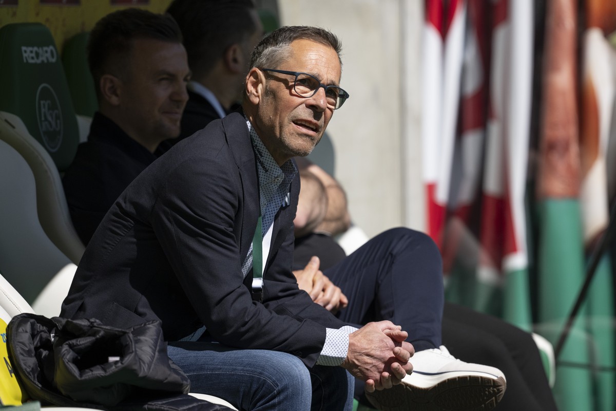 St. Gallens Praesident Matthias Hueppi, vorne, und Trainer Enrico Maassen, vor dem Fussball Meisterschaftsspiel der Swiss Super League zwischen dem FC St. Gallen, St. Gallen, und dem Servette FC, SFC, ...