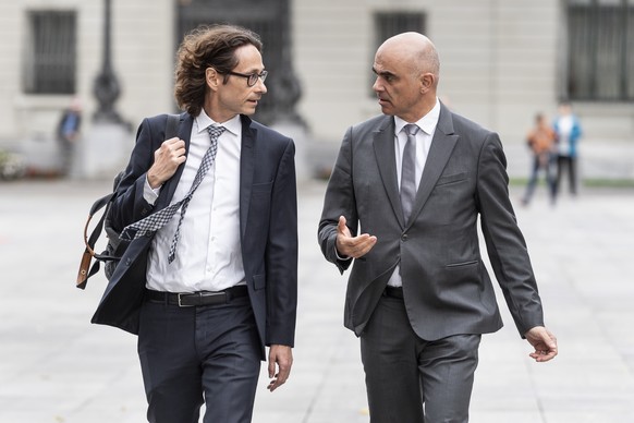 Bundesrat Alain Berset, rechts, schreitet mit seinem Kommunikationschef Peter Lauener zur Medienkonferenz, an welcher er im Anschluss an die Sitzung des Bundesrates die Eroerterungen der Regierung zur ...