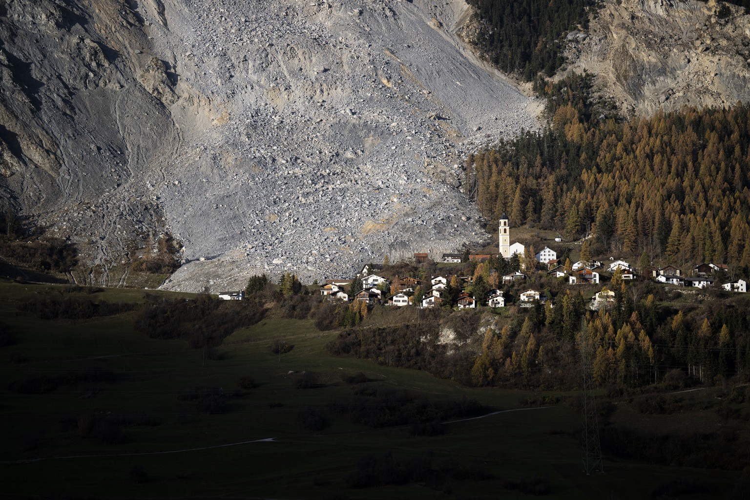 Blick auf Brienz, am Samstag, 9. November 2024, in Brienz-Brinzauls. Am 15. Juni 2023 erreichte ein Schuttstrom beinahe das damals evakuierte Dorf. Nun drohen weitere 1,2 Millionen Kubikmeter Felsschu ...