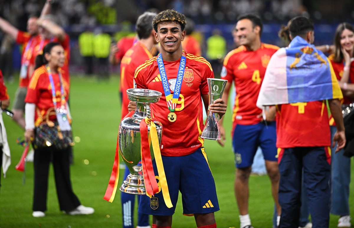 15.07.2024, Berlin: Fußball, UEFA Euro 2024, EM, Finale, Spanien - England, Olympiastadion Berlin, Spaniens Lamine Yamal jubelt mit der Trophäe und der Auszeichnung als bester Jungspieler nach dem Sie ...