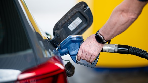 14.06.2022, Hamburg: Ein Mann betankt an einer Tankstelle sein Auto. Foto: Daniel Reinhardt/dpa +++ dpa-Bildfunk +++