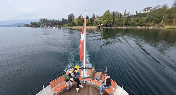 Ausflug mit der Gastfamilie: die Mutter aus der Ukraine (2. v. l.) und ihre Kinder bei einer Schifffahrt auf dem Vierwaldstättersee.