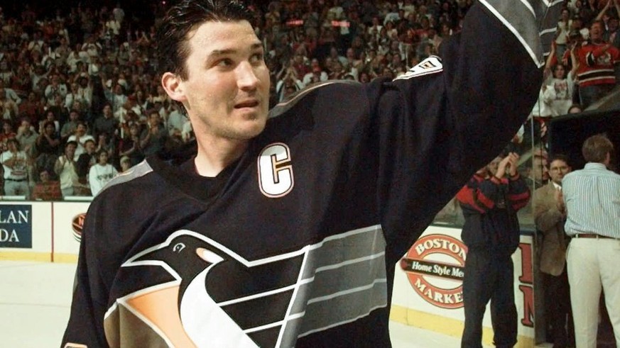 NHLStar Mario Lemieux gibt sein Comeback und trifft sofort wieder
