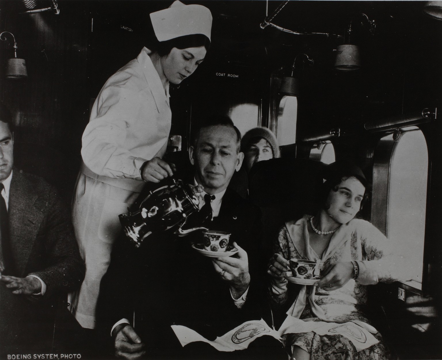 1930er: So hilflos sieht diese Stewardess nicht aus. Die Uniform wies sie als Krankenschwester aus, was eine beruhigende Wirkung auf die Passagiere ausüben sollte. 