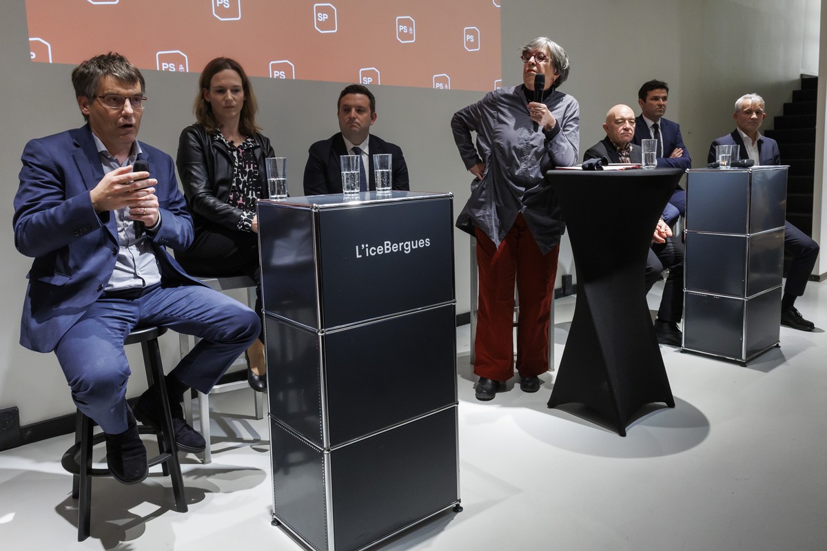 La soirée a été l'occasion pour les six candidats socialistes de se présenter aux membres de leur parti.