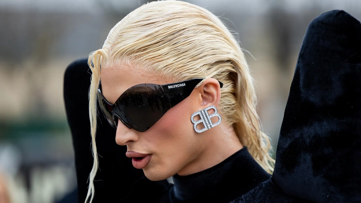 Die Luxus-Marke Balenciaga – im Bild ein Gast der Pariser Fashion Week – eröffnet ihren ersten eigenen Laden in der Schweiz.