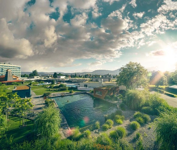 Geniesse ein Bad in der grössten Freiluft-Therme der Schweiz.
