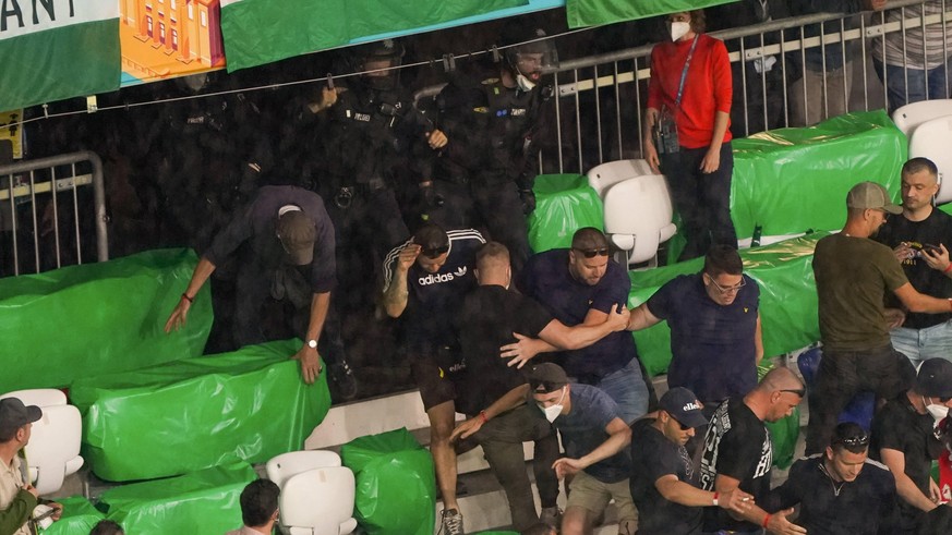 Einsatzkraefte der Polizei gehen gegen die ungarischen Fans ohne Maske vor und halten sie im Fanblock - Muenchen 23.06.2021: Deutschland vs. Ungarn, Allianz Arena Muenchen, Euro2020, emonline, emspor, ...