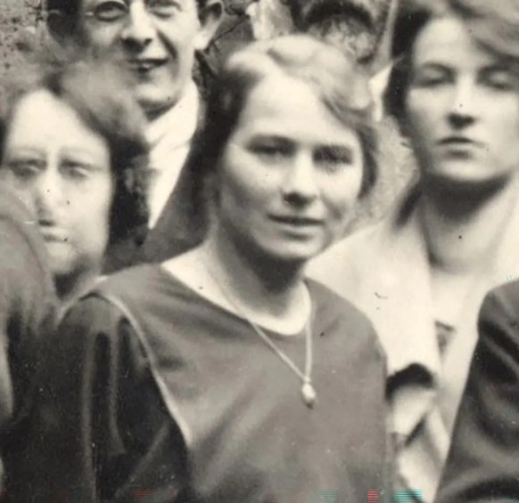 Sabina Spielrein, 1921 (Ausschnitt).
https://phototheque.unige.ch/aijjr/unige:18713