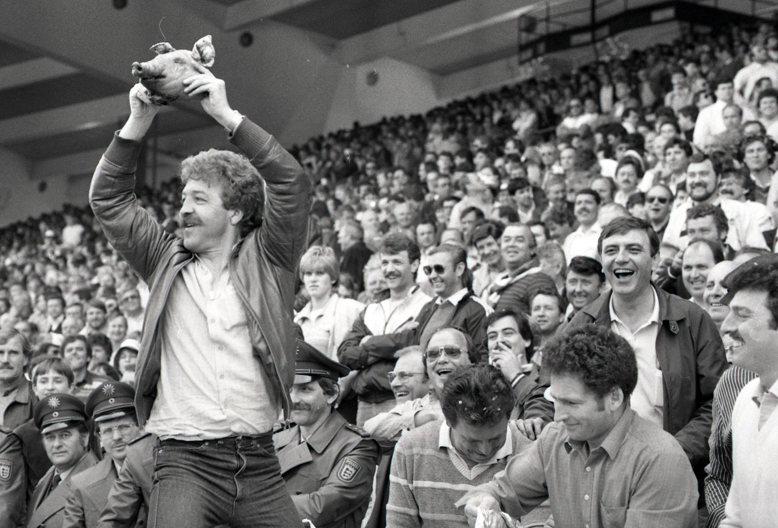 26.05.1984 VfB Stuttgart - Hamburger SV Deutschland, Stuttgart, 26.05.1984, Fussball, Bundesliga, Saison 1983/1984, VfB Stuttgart - Hamburger SV 0:1: Fans essen ein Spanferkel. *** 26 05 1984 VfB Stut ...