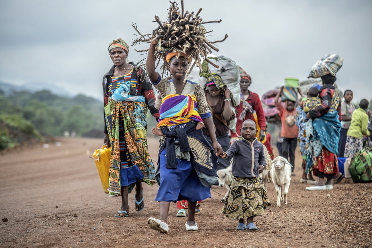 FILE - Residents flee fighting between M23 rebels and Congolese forces near Kibumba, some 20 kms ( 12 miles) North of Goma, Democratic republic of Congo, on Oct. 29, 2022. The United Nations is warnin ...