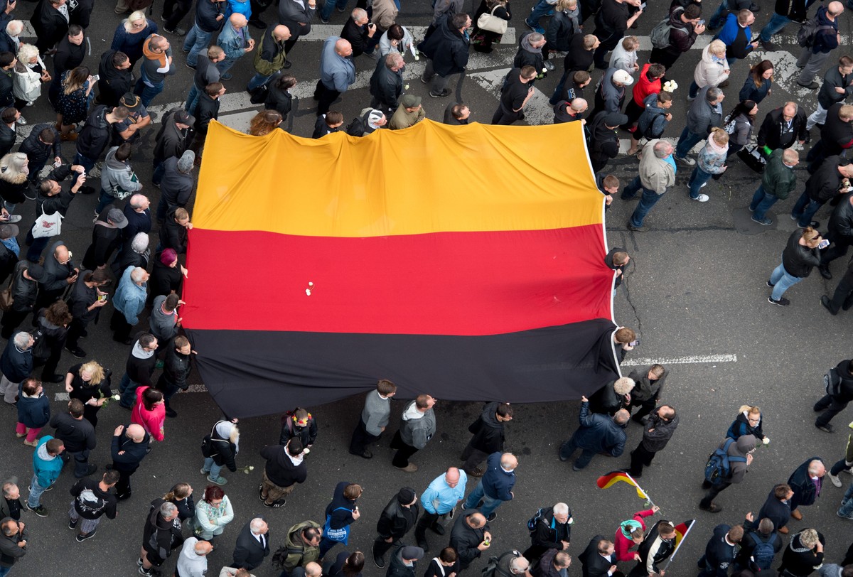 01.09.2018, Sachsen, Chemnitz: Teilnehmer der Demonstration von AfD und dem ausländerfeindlichen Bündnis Pegida, der sich auch die Teilnehmer der Kundgebung der rechtspopulistischen Bürgerbewegung Pro ...
