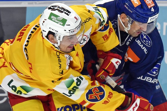 Der Zuercher Patrick Geering rechts, gegen den Bieler Damien Riat, links, beim Eishockeyspiel der National League A ZSC Lions gegen den EHC Biel im Zuercher Hallenstadion am Dienstag, 1. Oktober 2019. ...