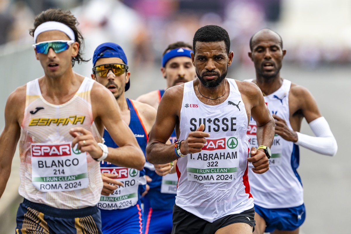 Tadesse Abraham of Switzerland, right, in action during the men's half marathon final at the European Athletics Championships, next to the Olympic stadium, in Rome, Italy, Sunday, June 9, 2024. ( ...