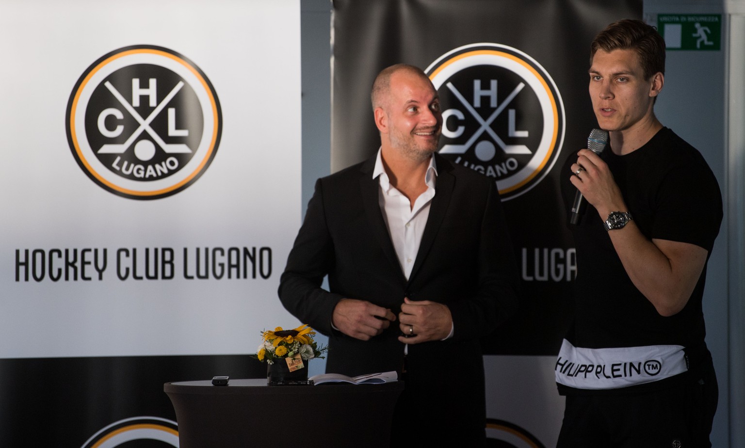 Hnat Domenichelli, GM-Head Of Sports &amp; Competitions, links, und Spieler Atte Ohtamaa an der Vorsaison-Medienkonferenz des HC Lugano auf dem Schiff &quot;Lugano&quot;, am Mittwoch, 4. September 201 ...