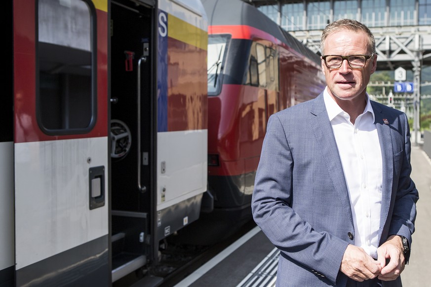 Andreas Meyer, CEO SBB, steht vor einem Zug nach der Medienkonferenz ueber die Angebotsverbesserungen durch den Gotthard-Basistunnel am Mittwoch, 2. August 2017, in Goldau. (KEYSTONE/Alexandra Wey)