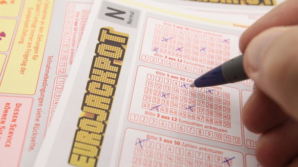 Ein Schein der Zahlenlotterie Eurojackpot liegt auf einem Schreibtisch. Symbolbild/Symbolfoto. Schnelsen Hamburg *** A ticket for the Eurojackpot lottery is lying on a desk Symbol image Symbol photo S ...