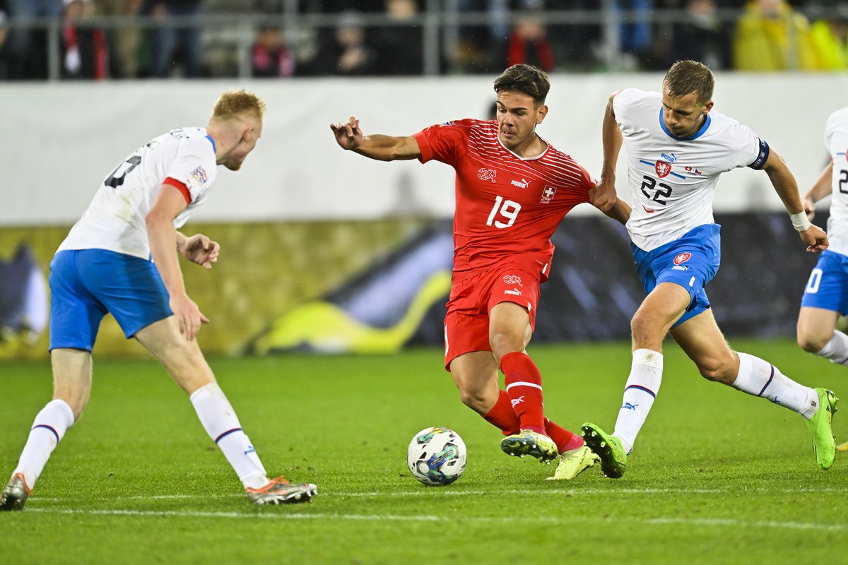epa10210466 Switzerland's Ardon Jashari (C) in action against Czech Republic's Tomas Soucek (R) during the UEFA Nations League soccer match between Switzerland and the Czech Republic in St.  ...