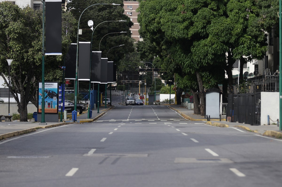 epa12623309 A few cars drive on a street in Caracas, Venezuela, 03 January 2026. US President Donald Trump has announced that the United States has 'successfully captured' Venezuelan Preside ...