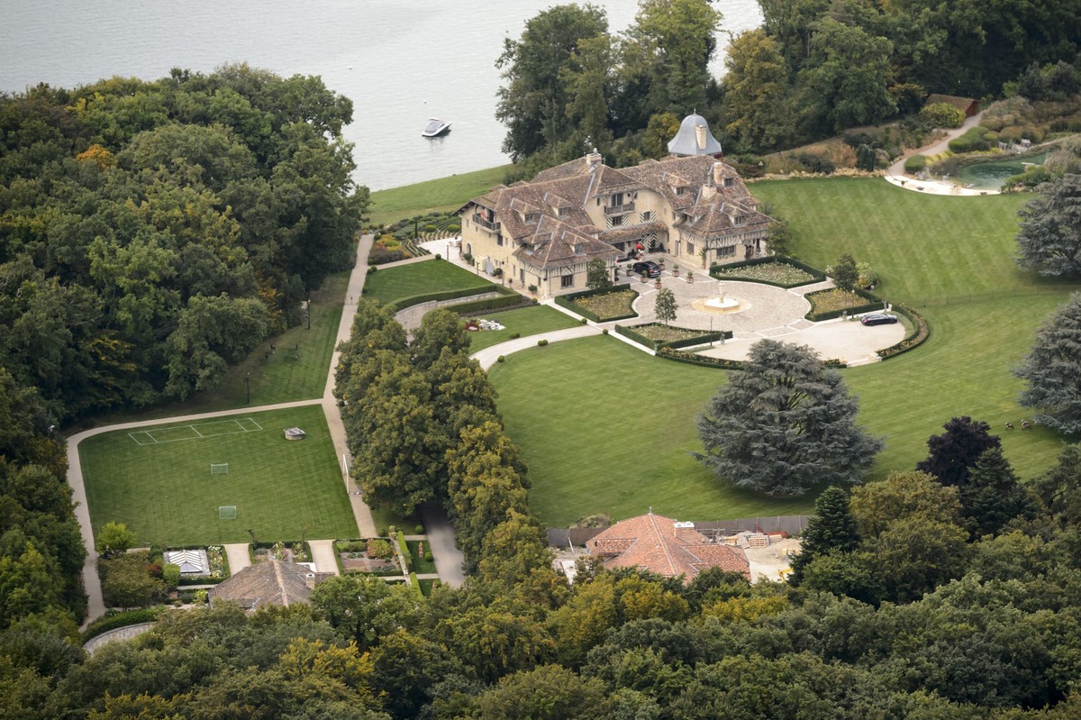 epa04392756 An aerial view of the property "La Reserve", home of former German Formula One driver Michael Schumacher in Gland, on the shores of Lake Geneva, Switzerland, Tuesday, September 9 ...