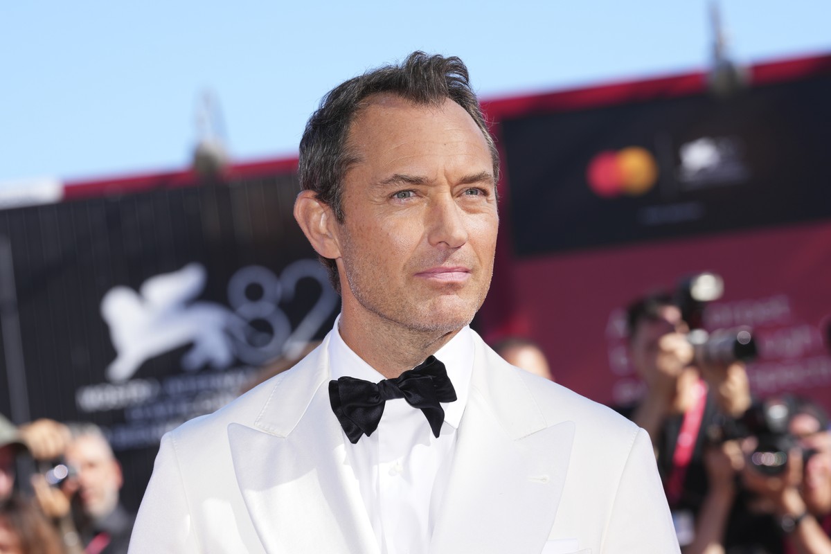 Jude Law poses for photographers at the red carpet for the film 'The Wizard of the Kremlin' during the 82nd edition of the Venice Film Festival in Venice, Italy, on Sunday, Aug. 31, 2025. (P ...