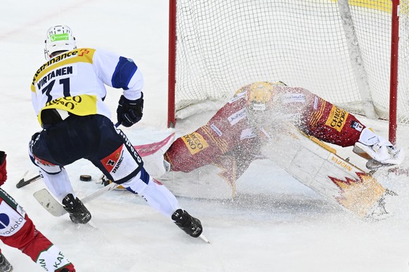 Tigers Goalie Luca Boltshauser, rechts, geschlagen zum 1:3 von Ambris Jesse Virtanen, links, waehrend dem Qualifikations-Spiel der National League, zwischen den SCL Tigers und dem HC Ambri-Piotta, am  ...