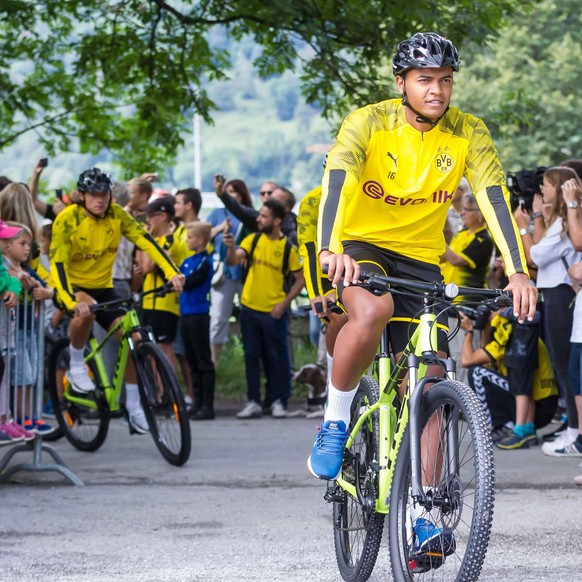 Bad Ragaz, Switzerland 29.07.2019, Training, Borussia Dortmund, Manuel Akanji (BVB) auf dem Fahrrard, ( Defodi-09-541-021777 *** Bad Ragaz, Switzerland 29 07 2019, Training, Borussia Dortmund, Manuel  ...