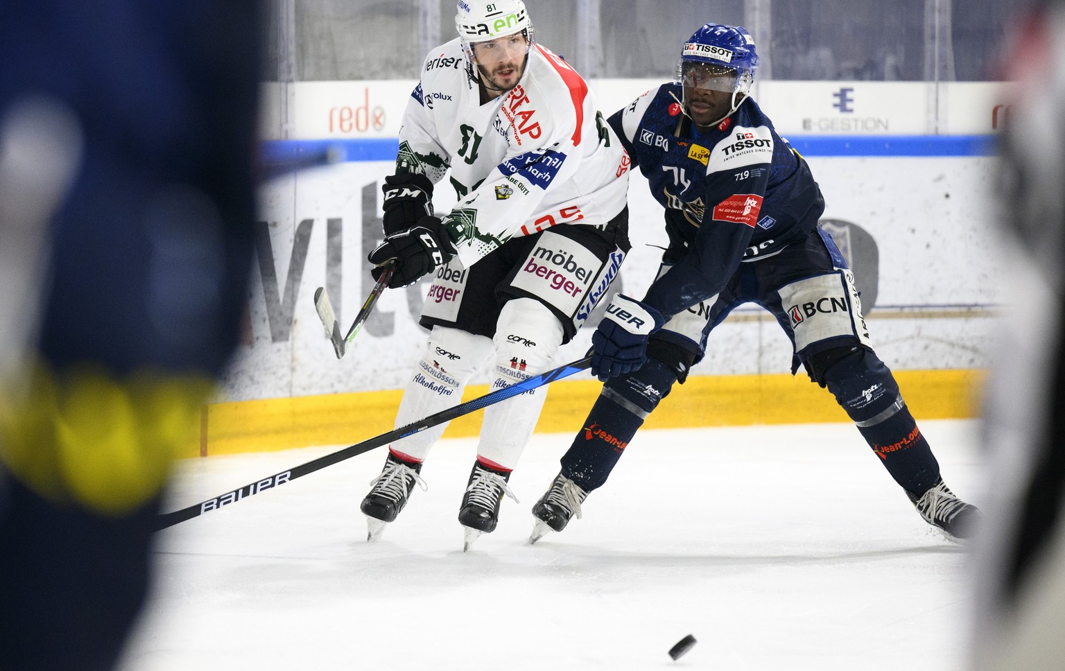 L&#039;attaquant soleurois Mathias Joggi, gauche, lutte pour le puck avec le defenseur neuchatelois Lucas Matewa, droite, lors de la rencontre de playoff 1/2 de final acte 6 du championnat suisse de h ...