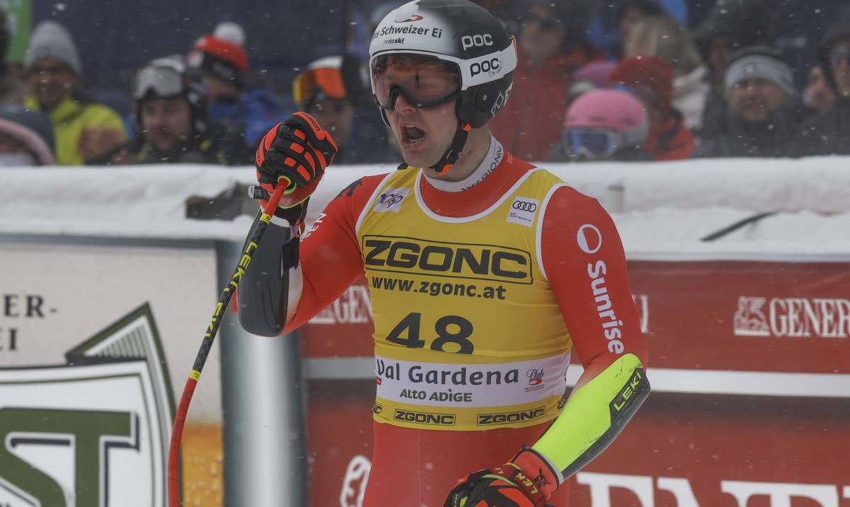 Switzerland's Lars Roesti gets to the finish area after completing an alpine ski, men's World Cup Super-G in Val Gardena, Italy, Friday, Dec. 20, 2024. (AP Photo/Alessandro Trovati)