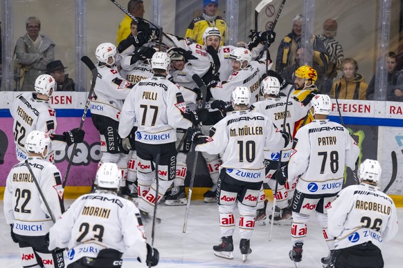 Luganos Spieler freuen sich nach dem Siegestor in der Verlaengerung im vierten Spiel des Playout-Finals der Eishockey National League zwischen dem HC Ajoie und dem HC Lugano in der Raiffeisen Arena in ...