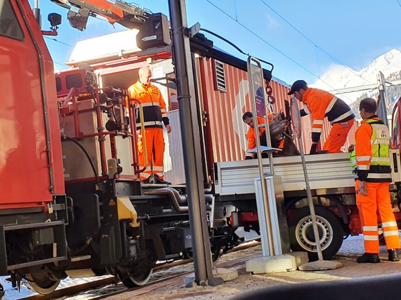 Als ich heute Morgen um 09:10 in Airolo am Bahnhof wartete, kam ein SBB Wartungszug. Dieser hielt im Bahnhof und lud einen toten Hirsch auf ein Pickup der SBB Feuerwehr. Das komische daran war, dass d ...