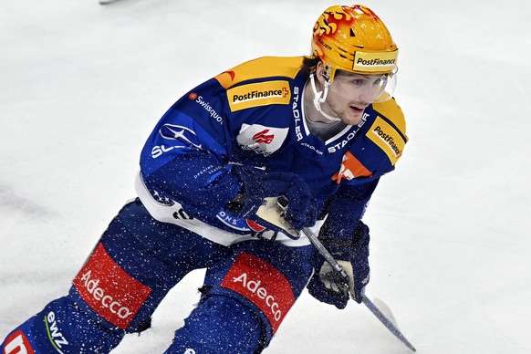 Der Zuercher Dean Kukan beim Eishockey-Qualifikationsspiel der National League zwischen den ZSC Lions und dem HC Fribourg-Gotteron in der Swiss Life Arena in Zuerich am Donnerstag, 22. Dezember 2022.  ...