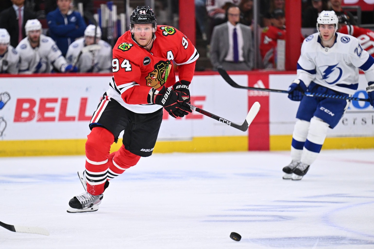 NHL, Eishockey Herren, USA Tampa Bay Lightning at Chicago Blackhawks Nov 16, 2023 Chicago, Illinois, USA Chicago Blackhawks forward Corey Perry 94 chases after a loose puck in the third period against ...