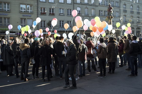 Personen demonstrieren mit Ballons an einer Kundgebung fuer die Ruecknahme der Praxisverschaerfung gegenueber eritreischen Fluechtlingen, am Samstag, 10. Dezember 2016, in Bern. Muessen Fluechtlinge n ...