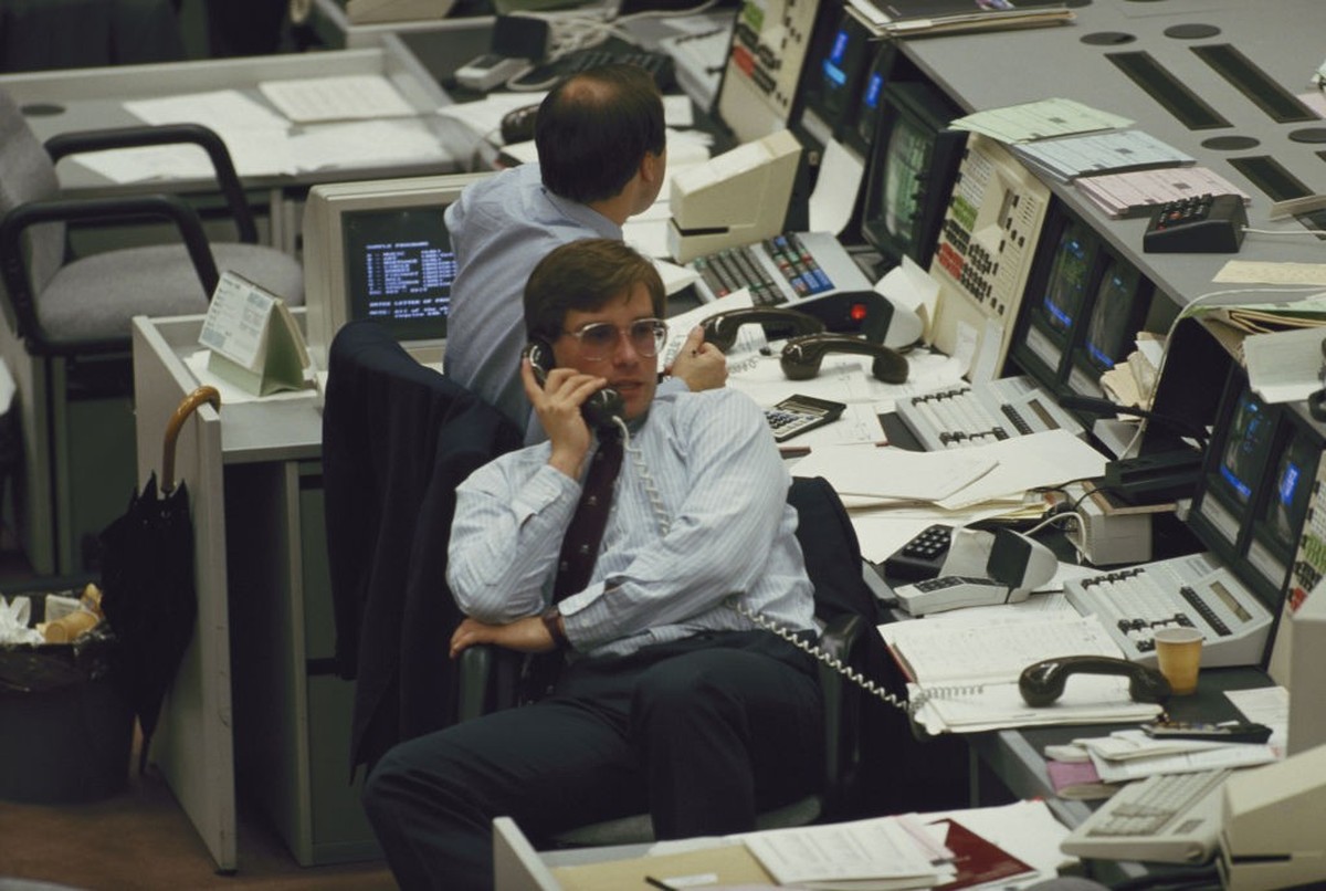 Office workers in the City of London, on the day of the government deregulation of financial markets known as the Big Bang, 27th October 1986. New laws changed the operation of the London Stock Exchan ...