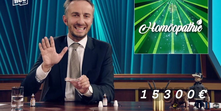 Jan Böhmermann in seiner Homoöpathie-Werkstatt.