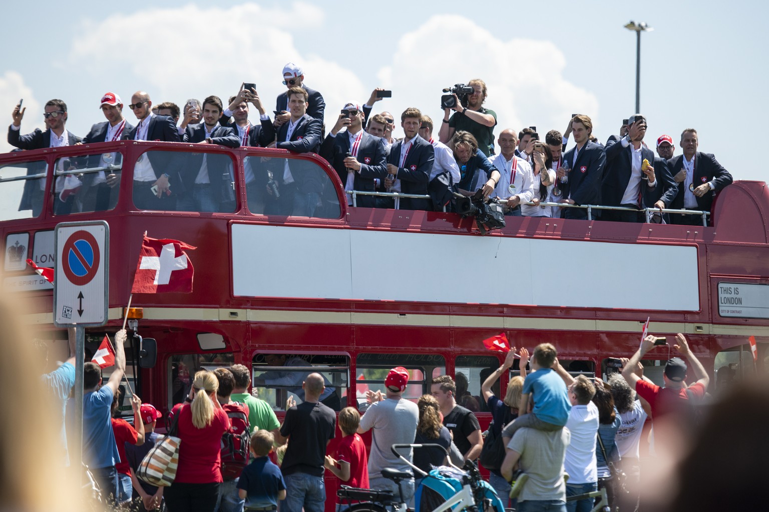 epa06754026 Switzerland’s ice hockey team arrives and is welcomed by fans at Zurich airport in Kloten, Switzerland, Monday, May 21, 2018. Switzerland won the silver medal at the IIHF World Championshi ...