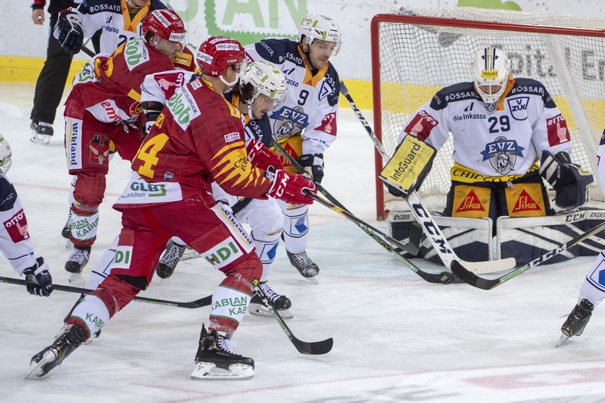 Tigers Eero Elo, Mitte, verpasst eine Chance, gegen Zugs Goalie Sandro Aeschlimann, rechts, waehrend dem Meisterschaftsspiel der National League, zwischen den SCL Tigers und die EV Zug, am Freitag 30. ...