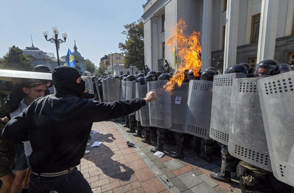 Protest gegen mehr Autonomie für Rebellengebiete in der Ostukraine.