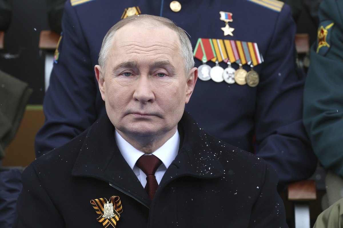 Poutine assiste au défilé du 9 mai à Moscou.