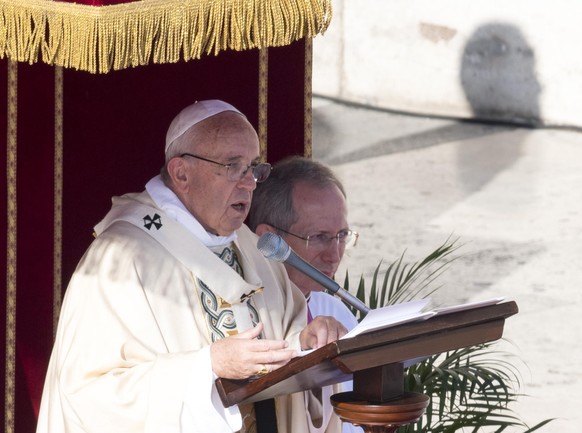 epa05639227 Pope Francis presides over the Mass on the solemnity of Christ the King, with the closing of the Holy Door which concludes the Jubilee of Mercy, at the Vatican, 20 November 2016. EPA/GIUSE ...