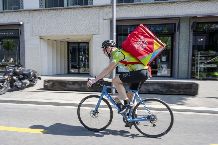 ZUR AUSLIEFERUNG VON TAKEAWAY-MAHLZEITEN MIT DEM VELOKURIER WAEHREND DES LOCKDOWNS STELLEN WIR IHNEN FOLGENDES NEUES BILDMATERIAL ZUR VERFUEGUNG - WEITERE BILDER FINDEN SIE AUF visual.keystone-sda.ch  ...