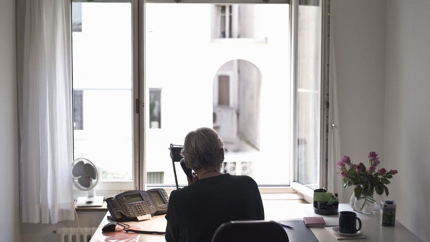 An employee of the telephone counselling service "The Offered Hand" speaks with a caller in Zurich, Switzerland, pictured on June 30, 2008. The "Offered Hand" is a helpline for peo ...