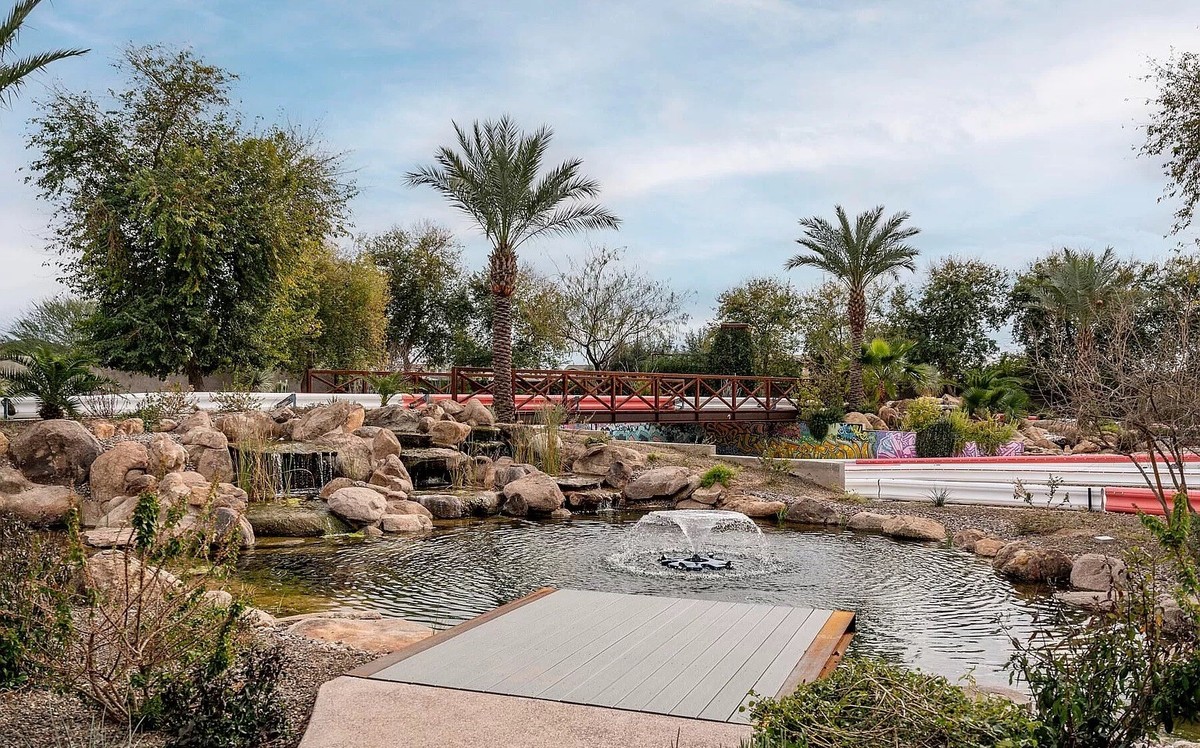 Crazy Villa in Gilbert Arizonafür 20 millionen dollar https://www.zillow.com/homedetails/21423-S-147th-St-Gilbert-AZ-85298/59261224_zpid/