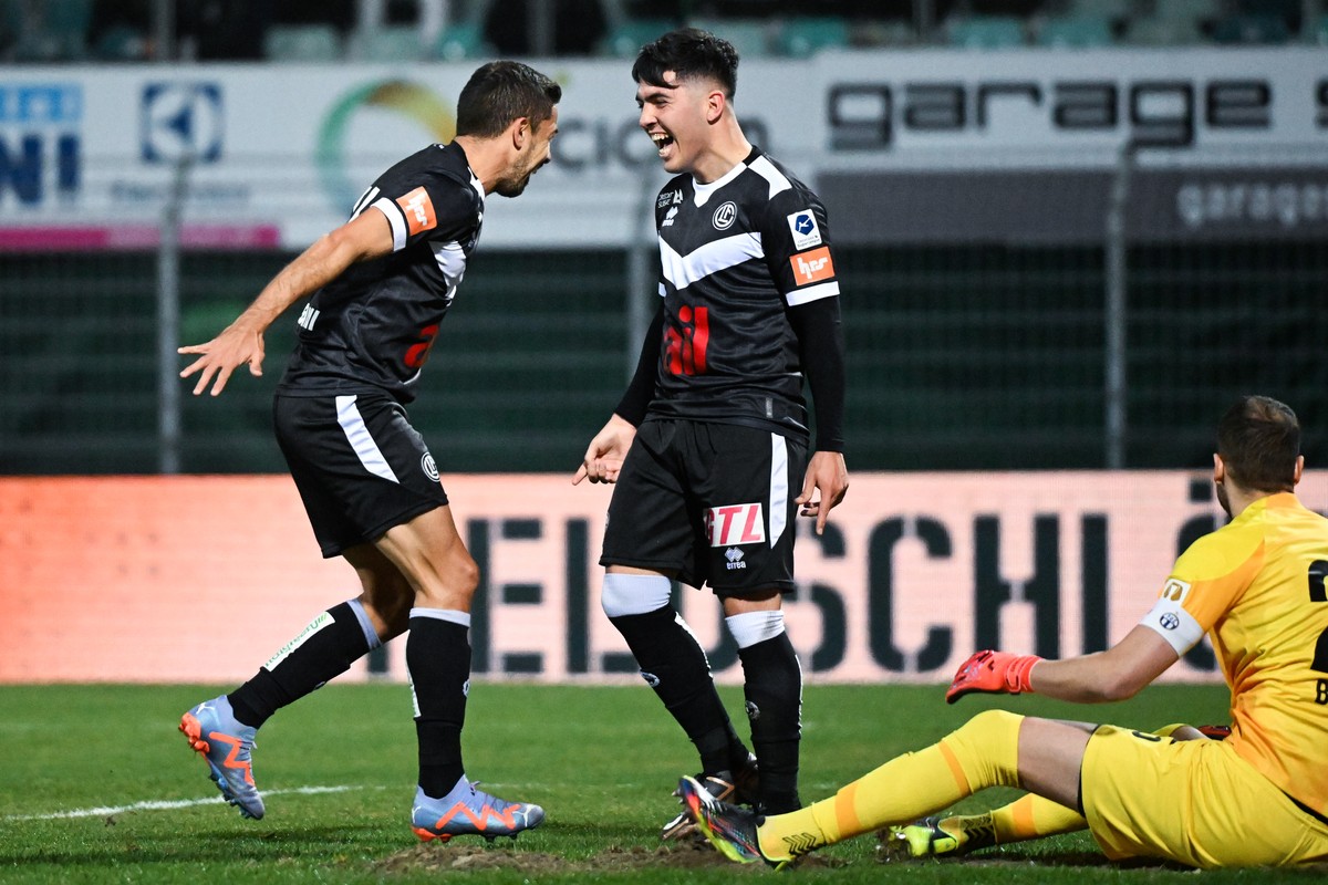 Lugano's player Jonathan Sabbatini, center celebrates the 2-0 goal with his teammate Ignacio Aliseda, right, during the Super League soccer match FC Lugano against FC Zuerich, at the Cornaredo st ...