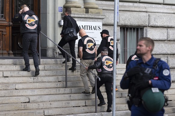 Mitglieder der Hells Angels gehen in das Gerichtsgebaeude, vor dem Prozess um die Auseinandersetzung der Motorradclubs Hells Angels und Bandidos, am Montag, 30. Mai 2022 in Bern. (KEYSTONE/Stringer)