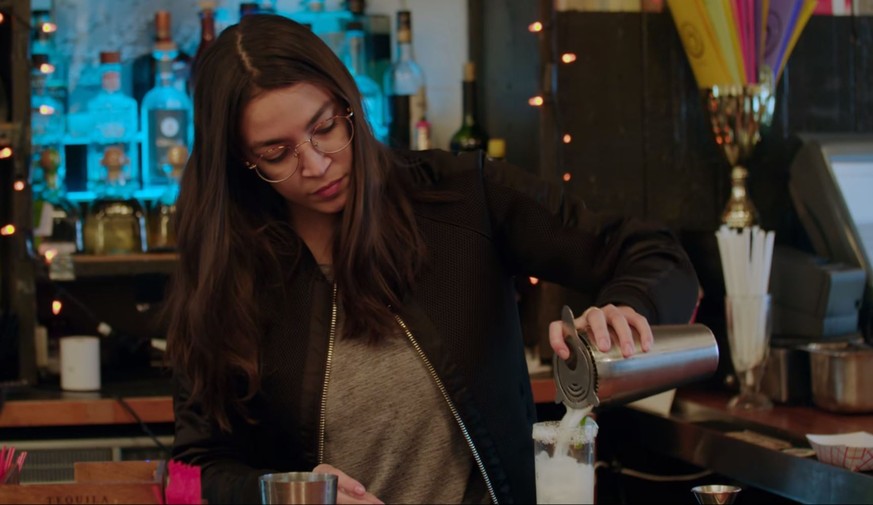 Januar 2018, Alexandria Ocasio-Cortez bereitet in Manhattan Drinks zu.