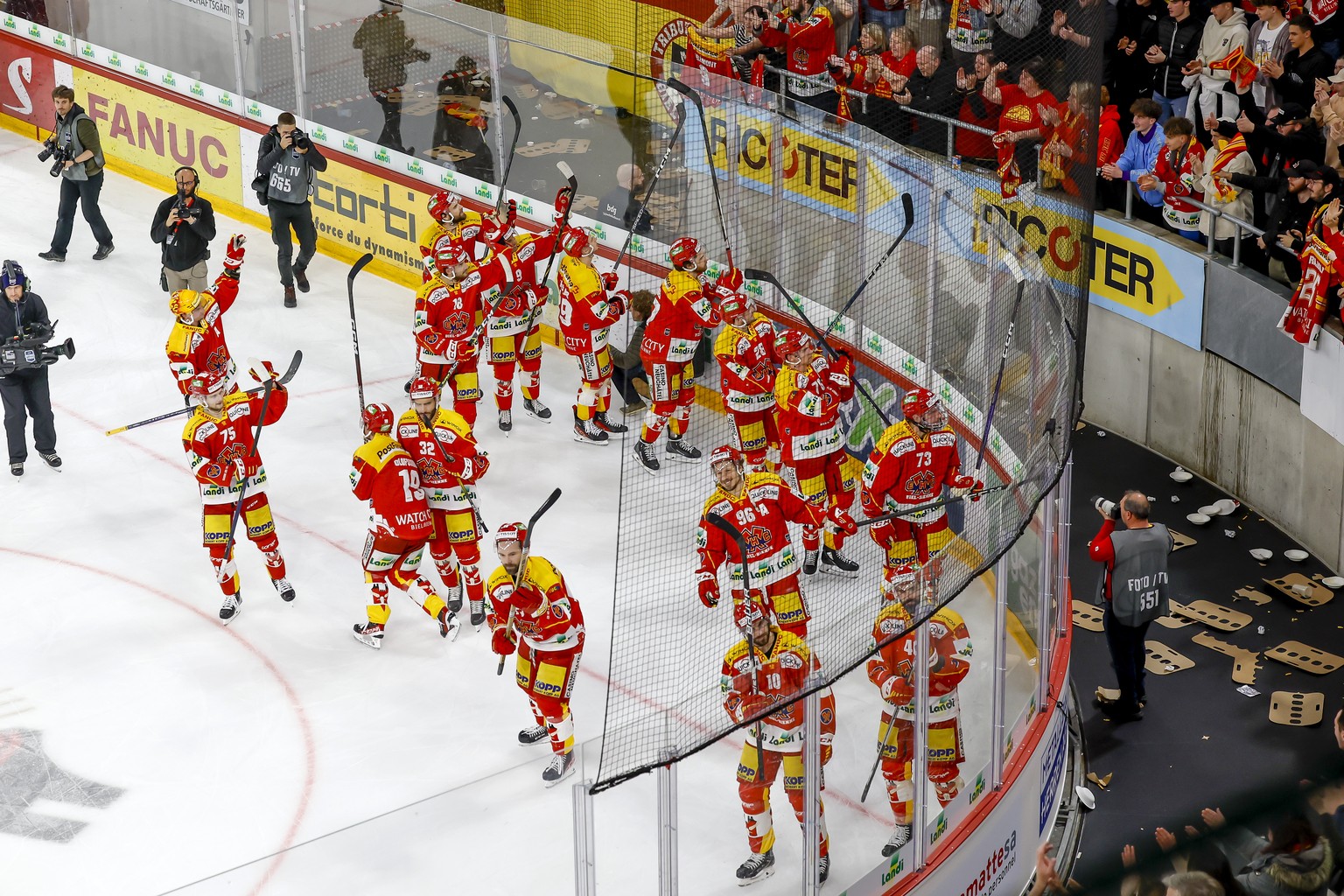 Biel&#039;s players great their supporters after defeating against the team Geneve-Servette, during the sixth leg of the National League Swiss Championship final playoff game between EHC Biel-Bienne a ...