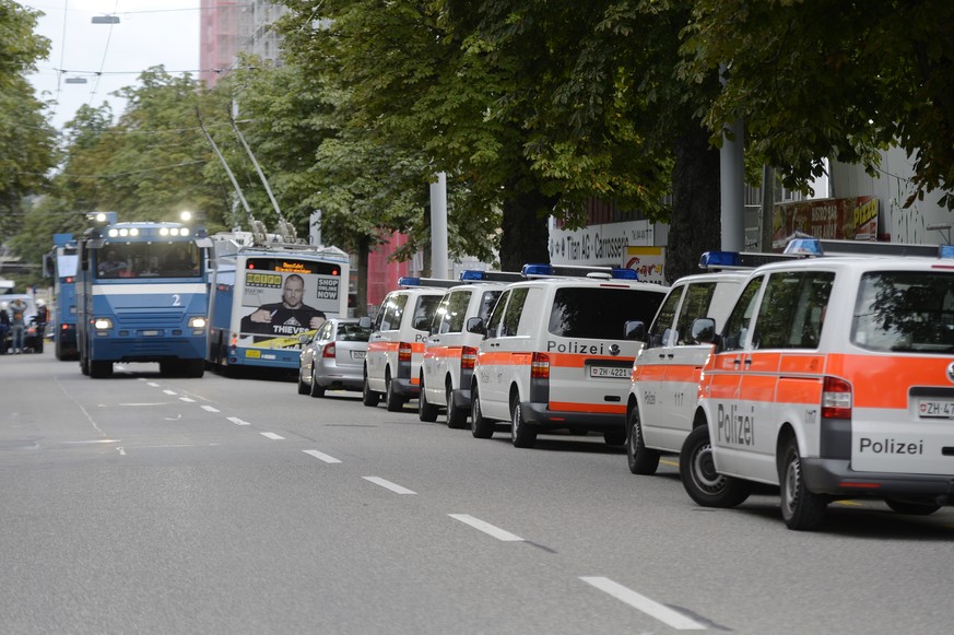 Die Stadtpolizei Zürich fährt mit zwei Wasserwerfern an der Hohlstrasse auf.